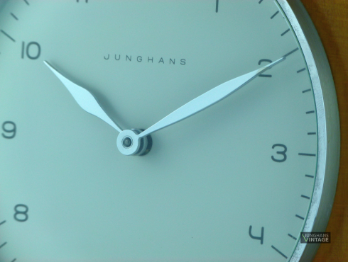 Junghans-Max-Bill-Tischuhr-0001.png
